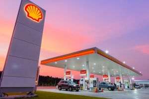 Gigantul petrolier Shell începe operaţiuni directe de transport comercial rutier în România