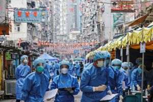 Hong Kong impune izolarea la domiciliu a mii de rezidenţi pentru testarea obligatorie COVID-19