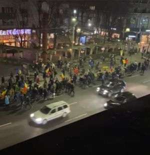 Sute de oameni protestează la Piaţa Victoriei în urma incendiului de la Matei Balş