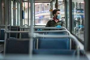 Călători evacuaţi dintr-un tramvai care a început să scoată fum