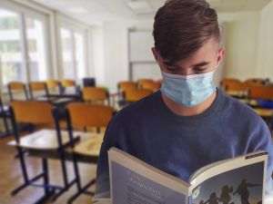 Elevii revin în şcoli cu ghiozdanul plin de... reguli, dezinfectant şi măşti