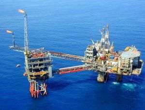 Pierderile uriaşe din industria petrolului deschid calea unor fuziuni majore