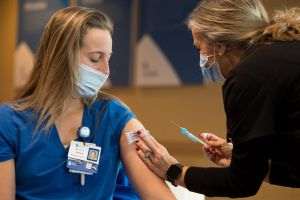 ''Cei vaccinaţi cu ambele doze nu mai trebuie să intre în carantină după contactul cu un bolnav de Covid-19''