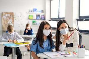 Un elev şi şapte profesori au fost confirmaţi cu COVID-19
