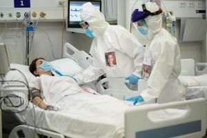 După un an de pandemie, sistemul nostru de sănătate este încă depăşit de situaţie