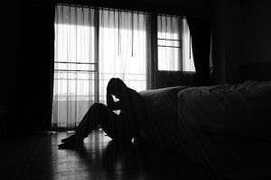 Un bărbat s-a sinucis în faţa apartamentului familiei sale
