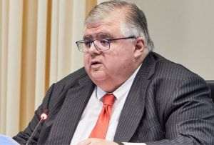 Agustin Cars­tens, directorul general al BIS, a condamnat bitcoin, afirmând că este "o combinaţie între o bulă, un sistem Ponzi şi un dezastru ecologic" şi a spus că "sprijină" instituţiile de masă şi devine o "ame­ninţare pentru stabilitatea financiară".