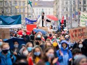 Sute de persoane au protestat în Viena împotriva restricţiilor anti-COVID-19
