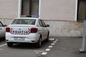 Un elev de 7 ani a fost agresat de tatăl unei colege