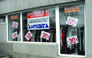 Magazinele "anti-criză", o alternativă la marfa chinezească şi la second-hand-urile clasice.