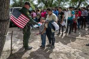 SUA înregistrează cea mai mare creştere a numărului de migranţi din ultimii 20 de ani la frontiera de sud-vest