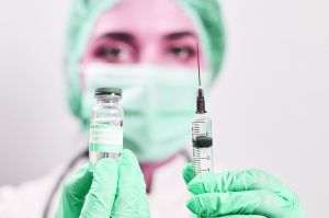 Un bărbat vaccinat cu Pfizer a primit la rapel o doză Moderna