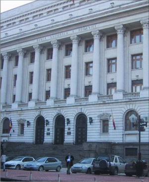 BNR desfăşoară operaţiuni cu societăţile bancare şi cu alte instituţii de credit, realizează operaţiuni în contul statului, emite monedă, desfăşoară operaţiuni valutare şi cu aur şi supraveghează sistemul bancar.