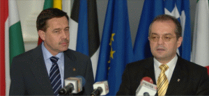 Premierul Emil Boc şi ministrul finanţelor, domnul Gheorghe Pogea, au dezbătut cu sindicatele şi patronatele "Platforma comună anti-criză"