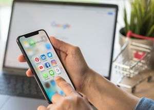 Utilizatorii social media ar trebui să îşi divulge datele personale autorităţilor 