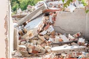 Un bloc de locuinţe s-a surpat lăsând în urmă 5 morţi şi 24 de răniţi