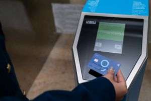 Peste 22,4 milioane de plăţi contactless înregistrate în transportul public din România