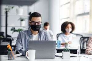 "După pandemie, 45% dintre angajaţi se aşteaptă să revină complet la viaţa de birou"