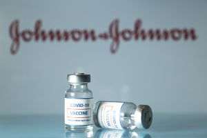 ''Vom demara vaccinarea şi cu Johnson&Johnson, după decizia EMA''