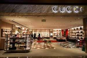 Gucci şi Facebook au intentat un proces comun împotriva unei persoane care a comercializat produse Gucci contrafăcute