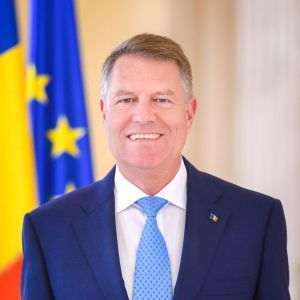 Klaus Iohannis vizitează primul centru de vaccinare drive-thru din Bucureşti