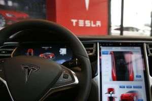 Tesla dezvoltă o platformă care permite proprietarilor de maşini din China accesul la date