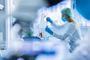 Comisia Europeană intenţionează să aprobe trei medicamente anti-COVID-19 până în octombrie