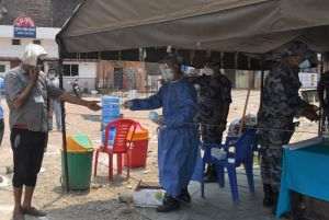 Nepalul se clatină în pragul unei crize sanitare la fel de devastatoare ca şi cea a Indiei