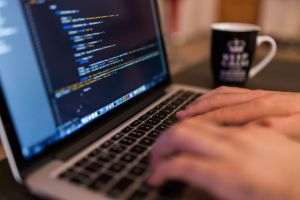 Aproximativ 40% dintre computere care controlează procesele industriale au fost supuse atacurilor cibernetice 