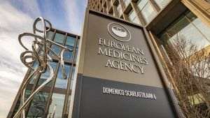 EMA analizează raportările cu privire la noi efecte adverse ale vaccinurilor AstraZeneca, Pfizer-BioNTech şi Moderna