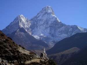 Linie de separare pe vârful Everest pentru a preveni intrarea în contact a alpiniştilor chinezi cu cei din Nepal