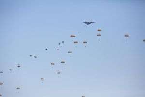 1000 de paraşutişti au aterizat pe aerodromul Bazei Aeriene din Boboc