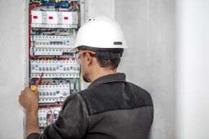 Criza acută de meseriaşi determină companiile să recruteze angajaţi de pe băncile şcolilor