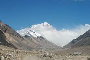 China a suspendat expediţiile pe Everest de pe teritoriul său