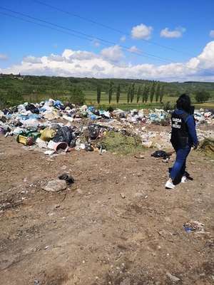 Localităţi îngropate în gunoaie, primării asaltate cu amenzi