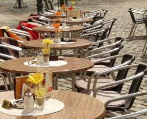 În cazul restaurantelor, cafenelelor, barurilor şi cluburilor în loc să fie avut în vedere numărul de locuri autorizate, taxa se raportează la suprafaţa spaţiului.
