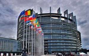 Parlamentul European cere oprirea plăţilor de fonduri europene către firmele controlate de premierul ceh