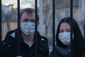 47% dintre români cred că pandemia COVID-19 va mai dura cel puţin 2-3 ani