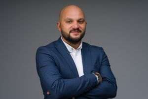 "Prima şi cea mai importantă tendinţă a fost trecerea mult mai multor clienţi în online, care au început să cumpere produse tot mai variate. Dacă înainte de pandemie, livram cu precădere electrocasnice, piese de mobilier sau cărţi, acum oamenii îşi fac online inclusiv cumpărăturile de la supermarket. Pe lângă faptul că sunt sigure din punct de vedere sanitar, pandemia i-a mai învăţat pe oameni că achiziţiile online sunt şi foarte comode. Nu mai alergi prin magazine, nu mai pierzi timp deplasându-te din punctul A în punctul B. Stai în faţa calculatorului, cauţi, compari, comanzi şi dacă nu-ţi convine poţi face retur la fel de uşor precum ai comandat. Aşadar, perioada aceasta i-a învăţat pe oameni cât de simplu este să cumperi online. Există în continuare o reticenţă la a cumpăra alimente online, dar şi aceste produse sunt pe creştere puternică. Apoi, oamenii au căpătat o mai mare încredere în plăţile online. Dacă înainte foarte multe dintre comenzi se plăteau ramburs, pandemia a dus şi la o explozie a plăţilor cu cardul, pentru a evita contacul fizic cu banii".