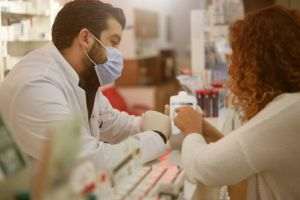 Pacienţii români au încredere în farmacişti şi în informaţiile oferite de aceştia