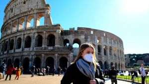 Italia ridică obligativitatea purtării măştii în aer liber 
