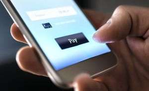 Numărul tranzacţiilor de plată cu carduri iniţiate prin telefon sau internet a crescut cu peste 53% 
