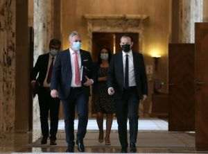 Premierul a calificat drept jalnic, patetic, penibil şi lipsit de temei textul moţiunii de cenzură.