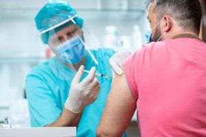 Peste 50% dintre francezi au fost vaccinaţi cu cel puţin o doză