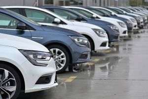 Cei mai mulţi români ar alege un consultant pentru a-şi cumpăra o maşină bună