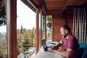 Munca de la distanţă: riscurile şi oportunităţile relocării virtuale