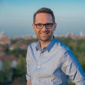 Primarul municipiului Timişoara, Dominic Fritz, ar putea fi obligat să îşi publice diplomele de studii şi domiciliul