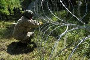 Lituania a început ridicarea unui gard de sârmă ghimpată la frontiera cu Belarus pentru a-i opri pe migranţi