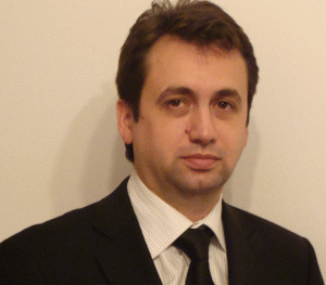 Domnul dr. Claudiu Tronciu, directorul general al ASI Pharma International SRL, din Bucureşti, s-a născut în anul 1969, în oraşul Botoşani. A absolvit Facultatea de Medicină din Bucureşti şi deţine MBA în domeniul managementului. Este căsătorit şi are un fiu. Hobby: muzica, limbile străine şi artele marţiale.