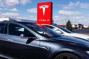 Tesla lansează un serviciu de abonament la un sistem avansat de asistenţă software pentru şoferi